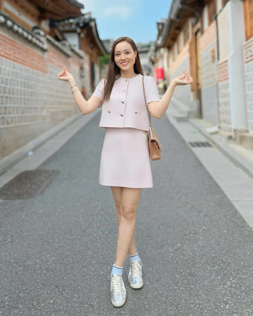 Vợ công lý diện loạt đồ phong cách giàu ngầm trên phố hàn quốc - 9