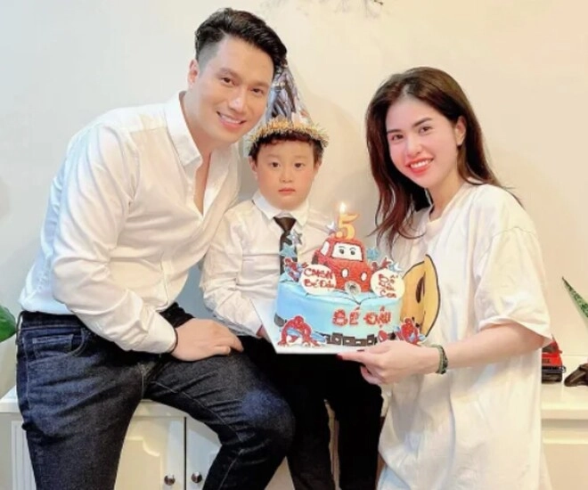 Vợ cũ việt anh u40 lên đồ vẫn trẻ như gái đôi mươi được khen quyến rũ không kém ngọc trinh - 1