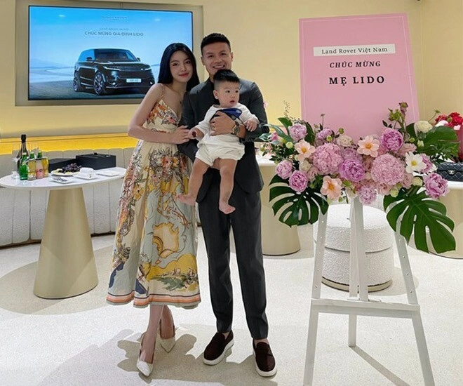 Vợ đại gia của quang hải đăng clip mặc đồ bộ ngồi xổm dạy con 11 tháng cô giáo mầm non chuyên nghiệp vào nhận xét thẳng thắn - 1
