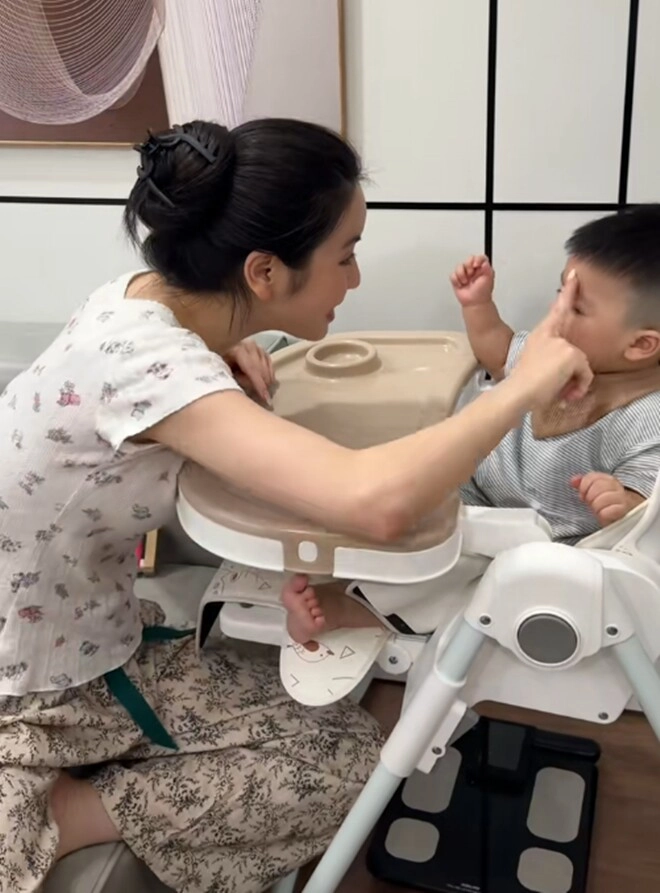 Vợ đại gia của quang hải đăng clip mặc đồ bộ ngồi xổm dạy con 11 tháng cô giáo mầm non chuyên nghiệp vào nhận xét thẳng thắn - 3