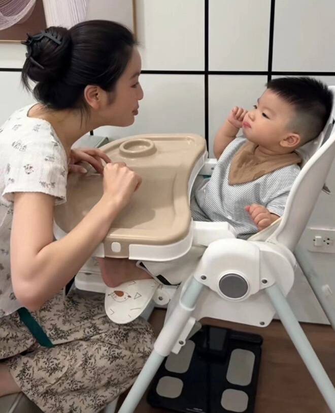 Vợ đại gia của quang hải đăng clip mặc đồ bộ ngồi xổm dạy con 11 tháng cô giáo mầm non chuyên nghiệp vào nhận xét thẳng thắn - 4