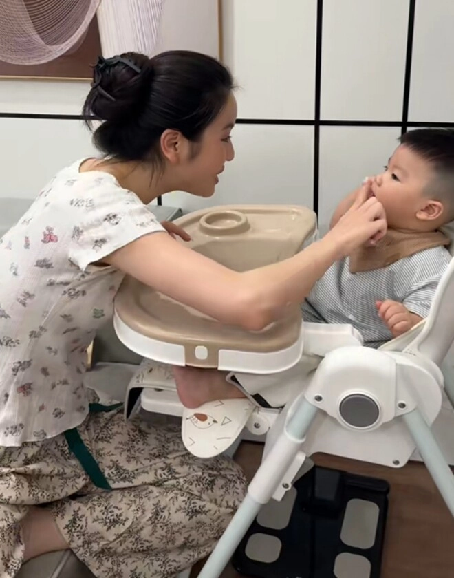 Vợ đại gia của quang hải đăng clip mặc đồ bộ ngồi xổm dạy con 11 tháng cô giáo mầm non chuyên nghiệp vào nhận xét thẳng thắn - 5