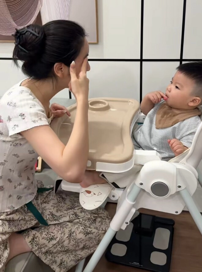 Vợ đại gia của quang hải đăng clip mặc đồ bộ ngồi xổm dạy con 11 tháng cô giáo mầm non chuyên nghiệp vào nhận xét thẳng thắn - 6