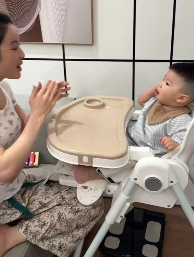 Vợ đại gia của quang hải đăng clip mặc đồ bộ ngồi xổm dạy con 11 tháng cô giáo mầm non chuyên nghiệp vào nhận xét thẳng thắn - 7
