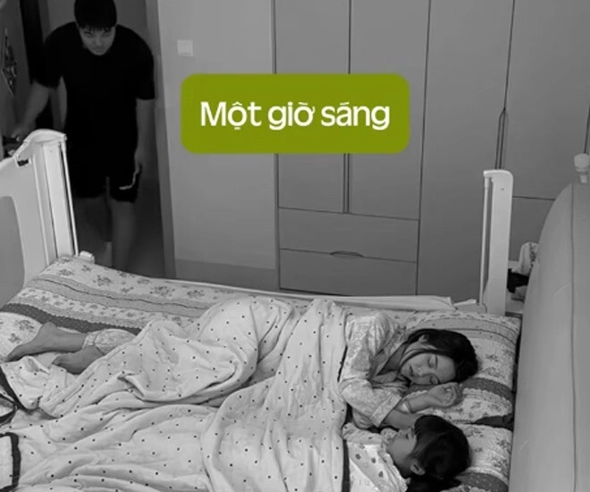 Vợ đẹp đang ngủ cùng con gái hành động của chồng khiến bố mẹ bỉm thốt lên giống hệt nhà mình - 1