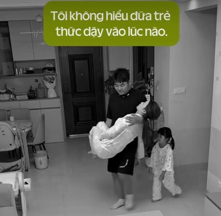 Vợ đẹp đang ngủ cùng con gái hành động của chồng khiến bố mẹ bỉm thốt lên giống hệt nhà mình - 4
