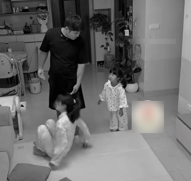 Vợ đẹp đang ngủ cùng con gái hành động của chồng khiến bố mẹ bỉm thốt lên giống hệt nhà mình - 5