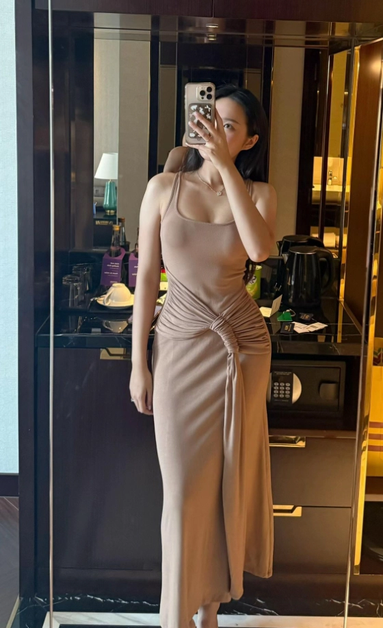 Vợ đoàn văn hậu lên cân gu thời trang ngày càng quyến rũ - 2