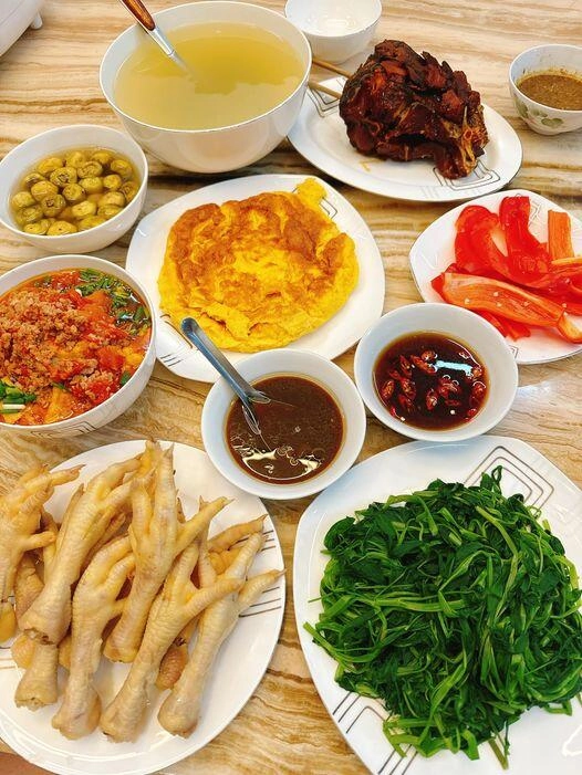 Vợ hồng đăng khoe mâm cơm ngon nhưng chỉ ăn ớt nam diễn viên liền bình luận - 1