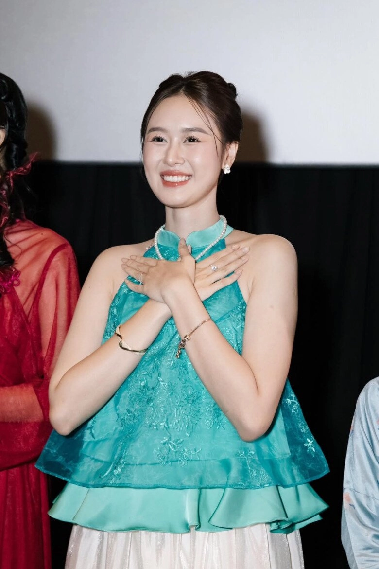 Vợ kém 12 tuổi của diễn viên anh đức đi sự kiện váy áo xinh như hoa hậu đời thường mặc giản dị vẫn toả nắng - 2