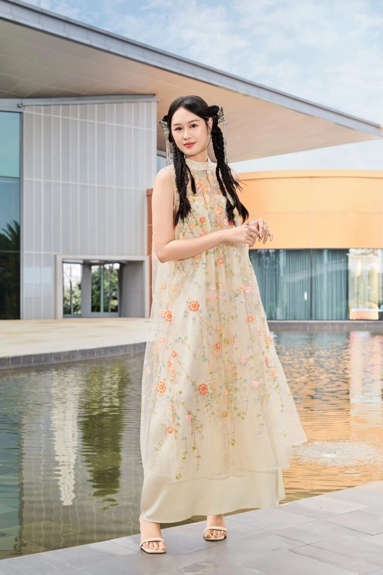 Vợ kém 12 tuổi của diễn viên anh đức đi sự kiện váy áo xinh như hoa hậu đời thường mặc giản dị vẫn toả nắng - 11