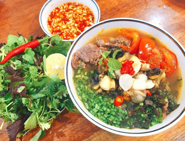 Vợ mạnh trường khoe bữa ăn nhẹ nhàng ở biệt thự giữa núi đồi bị chồng nói ăn hết 8 quả trứng vịt - 3