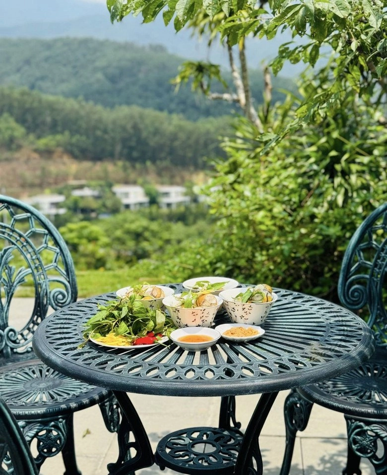 Vợ mạnh trường khoe bữa ăn nhẹ nhàng ở biệt thự giữa núi đồi bị chồng nói ăn hết 8 quả trứng vịt - 4