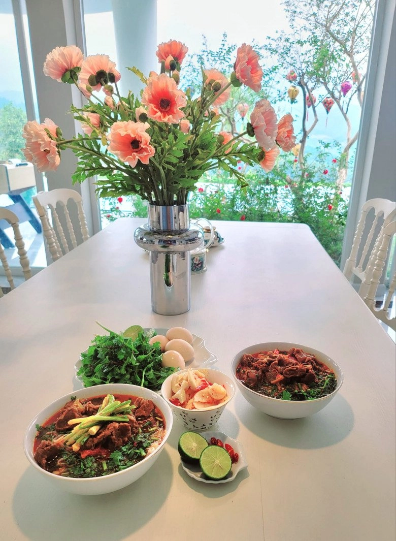 Vợ mạnh trường khoe bữa ăn nhẹ nhàng ở biệt thự giữa núi đồi bị chồng nói ăn hết 8 quả trứng vịt - 6