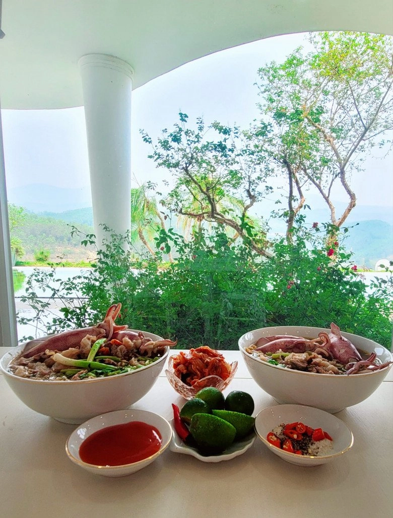 Vợ mạnh trường khoe bữa ăn nhẹ nhàng ở biệt thự giữa núi đồi bị chồng nói ăn hết 8 quả trứng vịt - 7