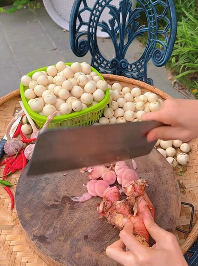 Vợ mạnh trường phơi cà một nắng ở biệt thự lên mâm toàn món dân dã mà ăn gì cũng thấy ngon - 4