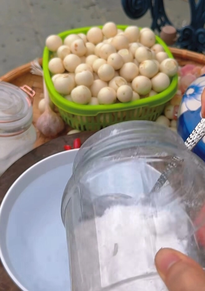 Vợ mạnh trường phơi cà một nắng ở biệt thự lên mâm toàn món dân dã mà ăn gì cũng thấy ngon - 7