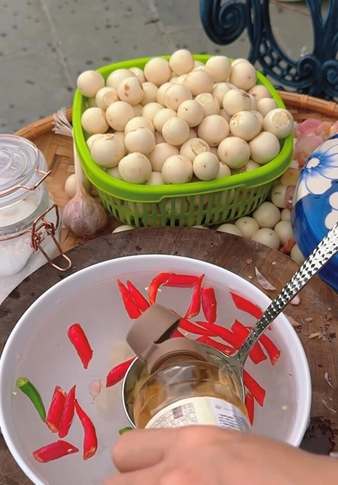 Vợ mạnh trường phơi cà một nắng ở biệt thự lên mâm toàn món dân dã mà ăn gì cũng thấy ngon - 8