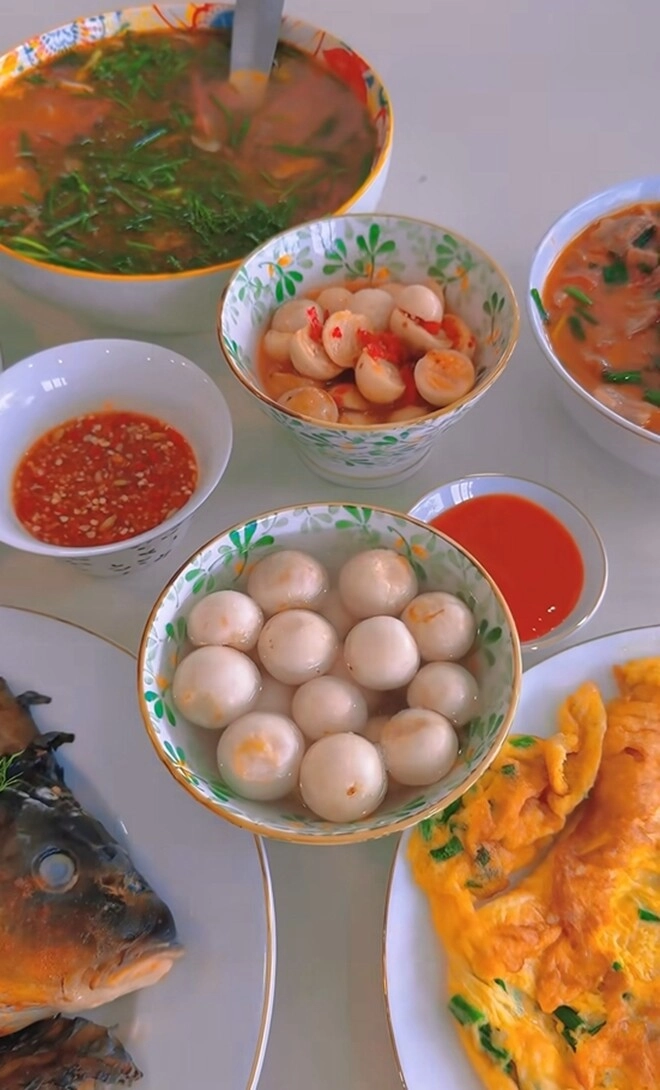 Vợ mạnh trường phơi cà một nắng ở biệt thự lên mâm toàn món dân dã mà ăn gì cũng thấy ngon - 13