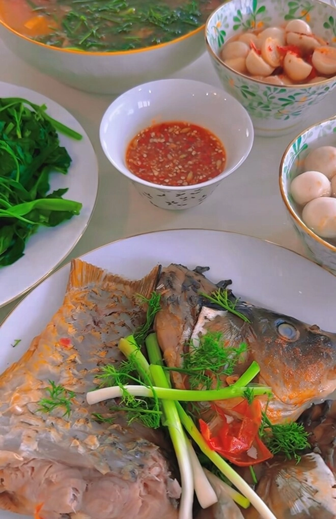 Vợ mạnh trường phơi cà một nắng ở biệt thự lên mâm toàn món dân dã mà ăn gì cũng thấy ngon - 15