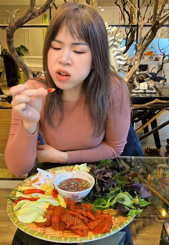Vợ mạnh trường vừa cắn ớt vừa ăn món đặc sản đỉnh của chóp nam diễn viên trêu loài vật này sắp tuyệt chủng - 3