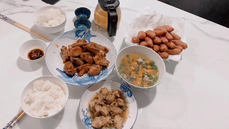 Vợ trẻ lam trường hay ăn hàng giờ lao vào bếp nấu bữa cơm nhà giản dị hóa ra đảm cỡ này - 3