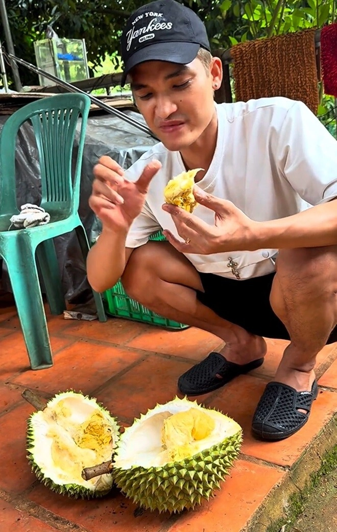 Vườn sầu riêng măng cụt rộng thênh thang của hoài linh mạc văn khoa về ăn ngập mồm đoạn khui trái ai cũng cười lăn - 13