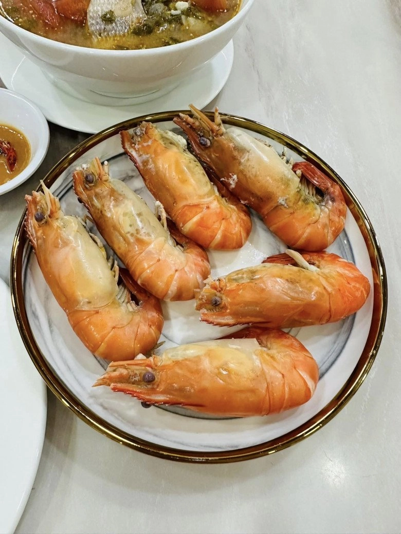 Vy oanh bắt tôm cá ở ao nhà kiếm bữa cơm sống qua ngày mâm cơm không đạm bạc như cô nói - 3