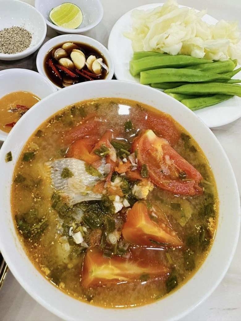Vy oanh bắt tôm cá ở ao nhà kiếm bữa cơm sống qua ngày mâm cơm không đạm bạc như cô nói - 4