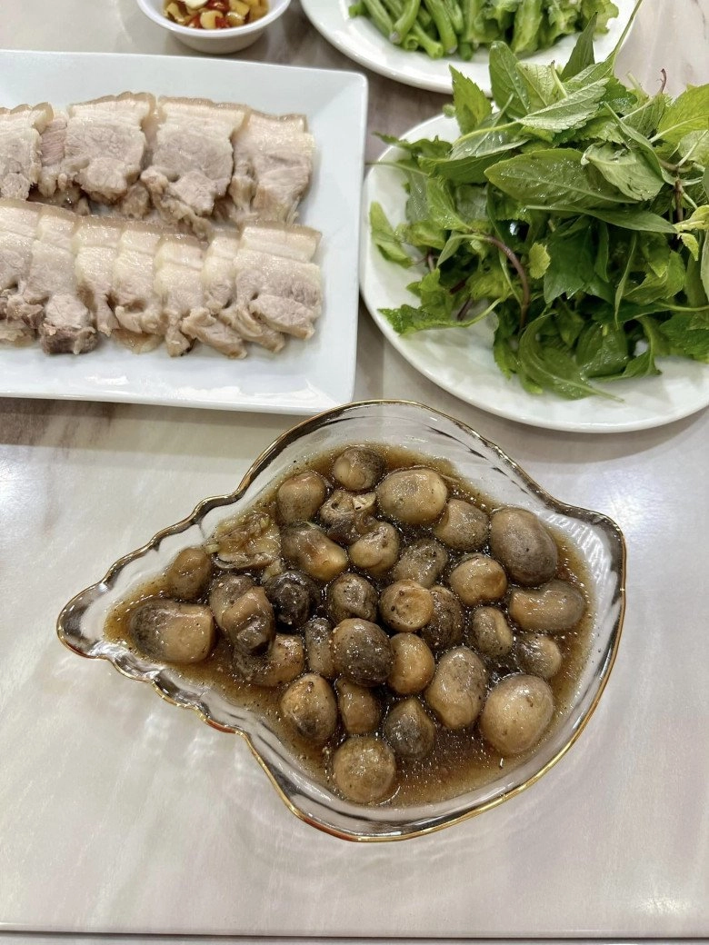 Vy oanh bắt tôm cá ở ao nhà kiếm bữa cơm sống qua ngày mâm cơm không đạm bạc như cô nói - 5