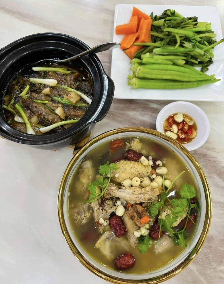 Vy oanh bắt tôm cá ở ao nhà kiếm bữa cơm sống qua ngày mâm cơm không đạm bạc như cô nói - 6