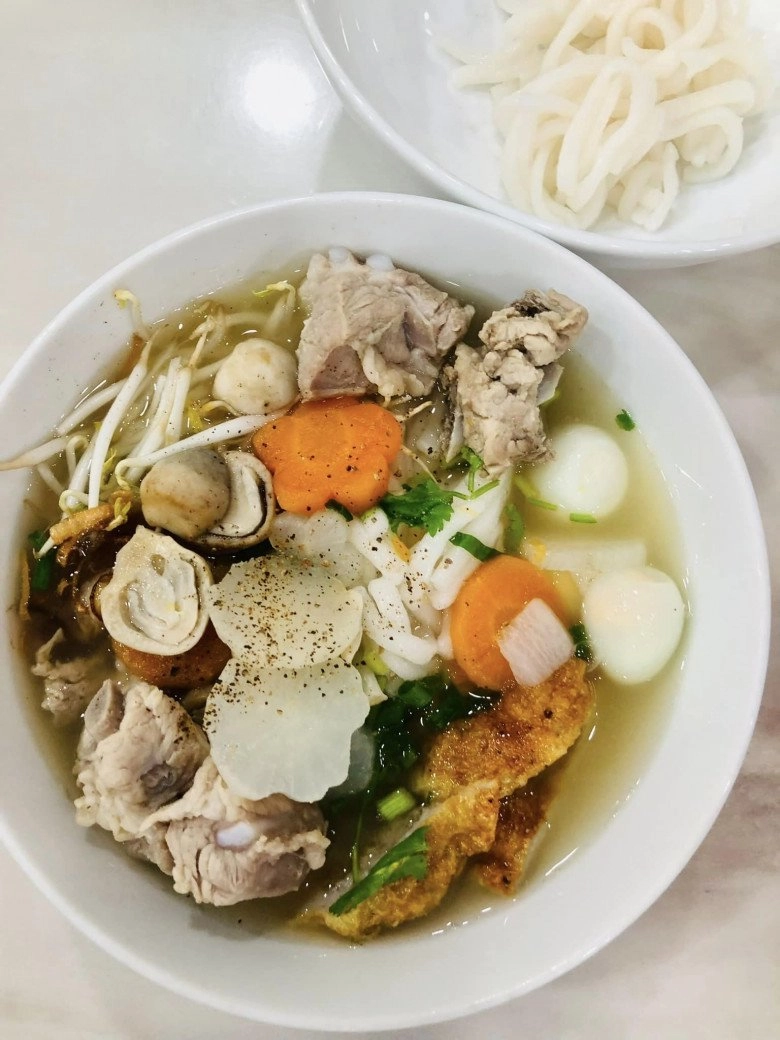 Vy oanh bắt tôm cá ở ao nhà kiếm bữa cơm sống qua ngày mâm cơm không đạm bạc như cô nói - 9