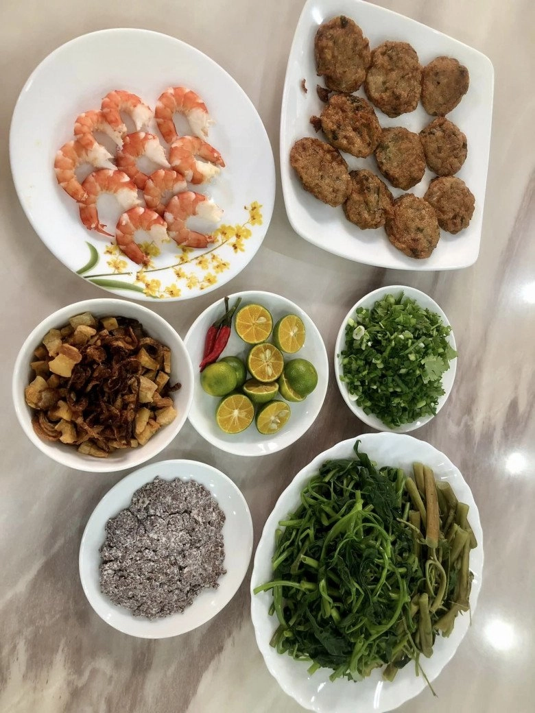 Vy oanh bắt tôm cá ở ao nhà kiếm bữa cơm sống qua ngày mâm cơm không đạm bạc như cô nói - 11