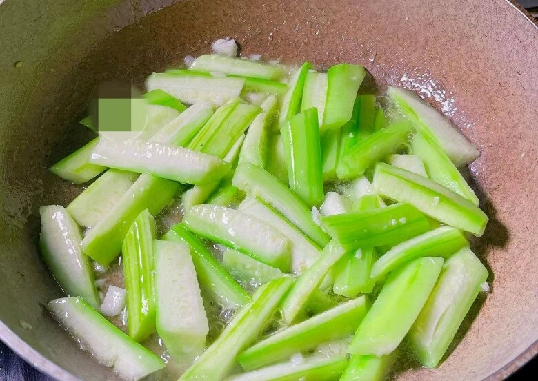 Xào mướp điều tối kỵ là cho trực tiếp vào chảo chỉ cần thêm 2 bước mướp xanh mướt không thâm đen không chảy nước - 4