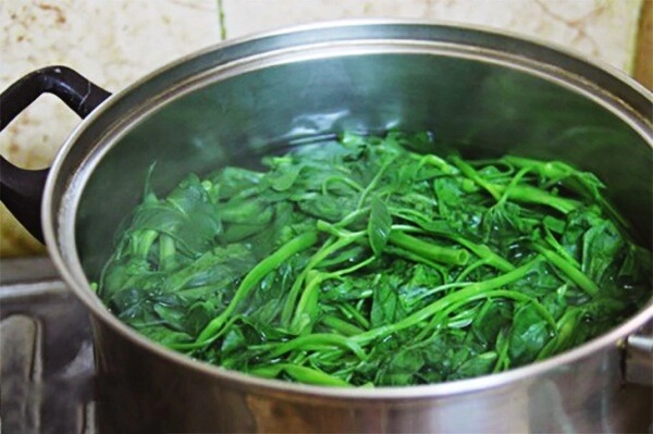 Xào rau muống đừng cho ngay vào chảo thêm 2 bước này rau muống xanh mướt giòn sần sật - 2