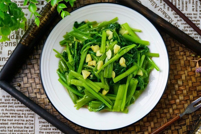 Xào rau muống đừng cho ngay vào chảo thêm 2 bước này rau muống xanh mướt giòn sần sật - 3