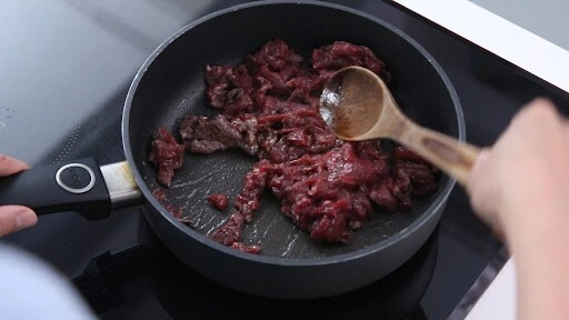 Xào thịt bò hay bị dai lúc ướp nhớ cho những thứ này thịt mềm ngon già trẻ đều ăn thoải mái - 3
