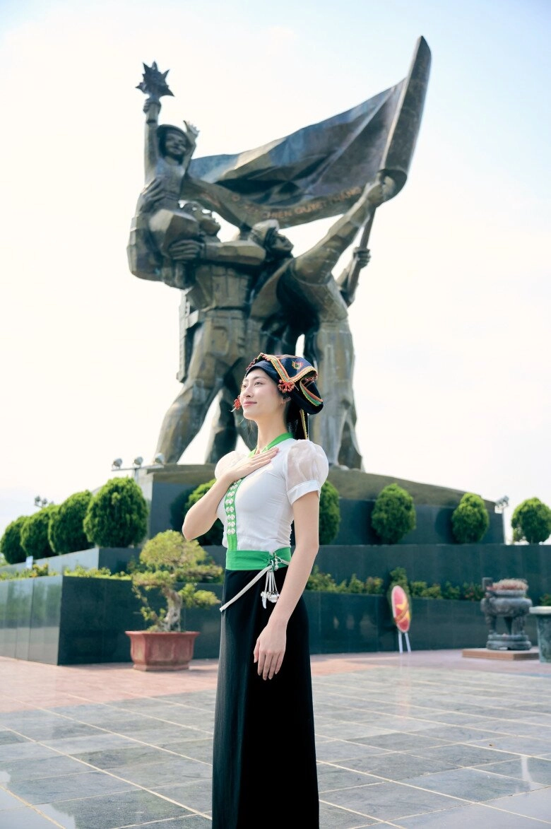 Xuất hiện cô gái đồng bào thái mặc đồ truyền thống độc đáo đẹp phát sáng hoá ra là hoa hậu tiến sĩ đình đám - 2