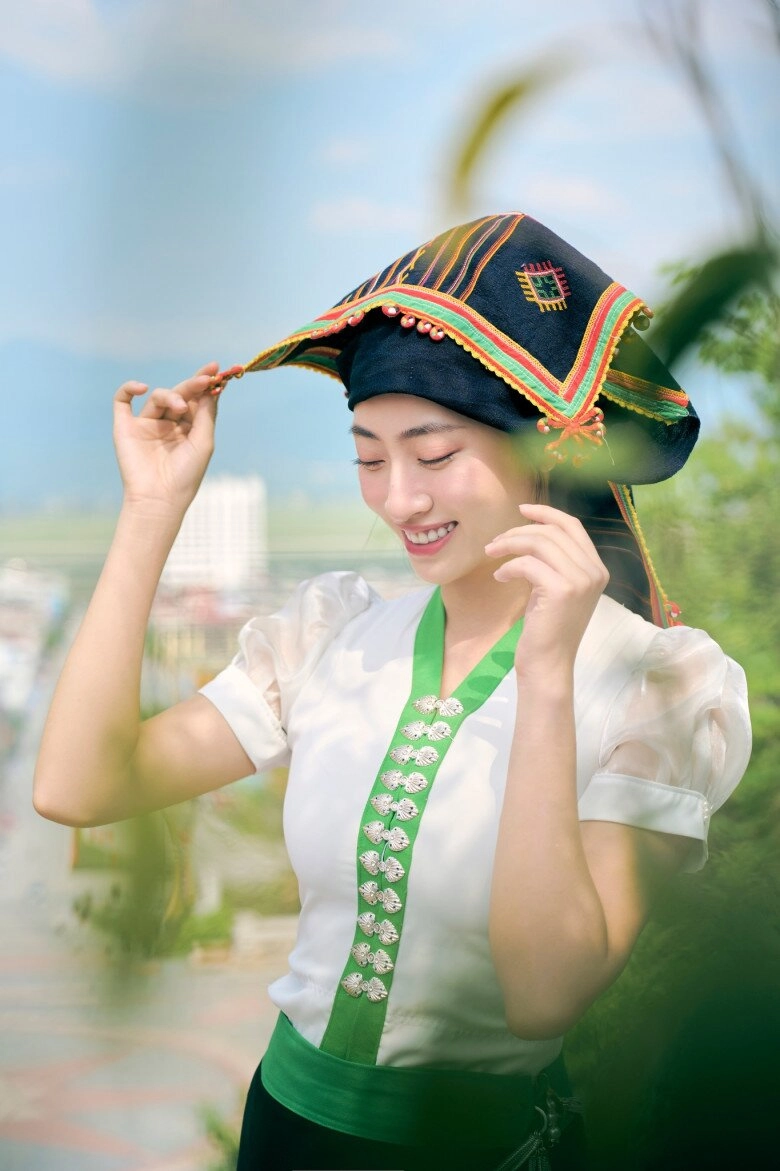 Xuất hiện cô gái đồng bào thái mặc đồ truyền thống độc đáo đẹp phát sáng hoá ra là hoa hậu tiến sĩ đình đám - 4