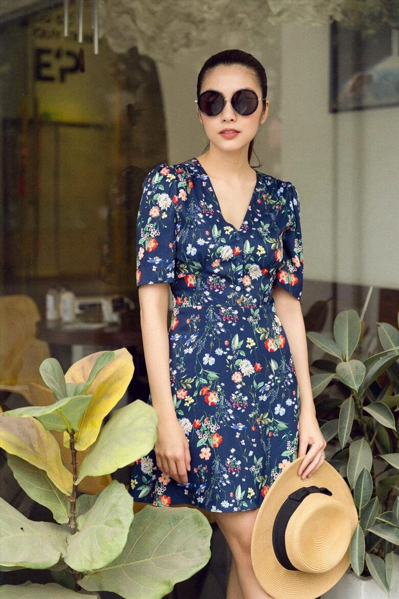 Xuống phố sáng thứ 7 với váy hoa sặc sỡ như tăng thanh hà mặc sao để trông điệu đà mà không sến - 11