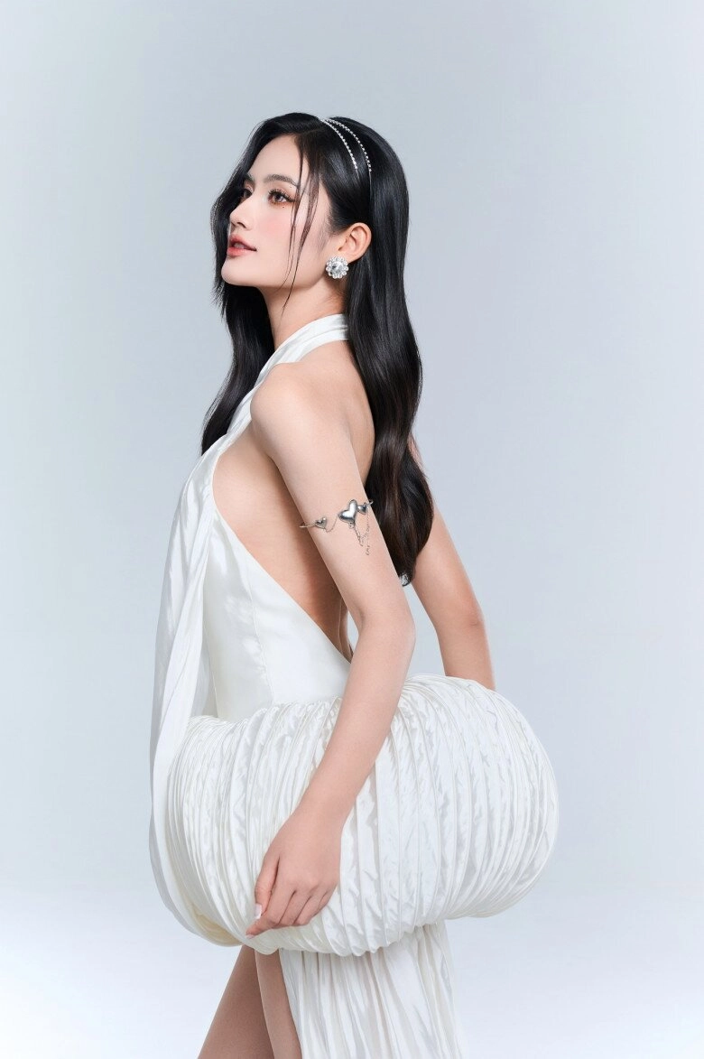 Ý nhi diện bikini chẳng khoe vòng 1 vẫn hút mắt người nhìn vì vũ khí ngầm trên cơ thể - 16
