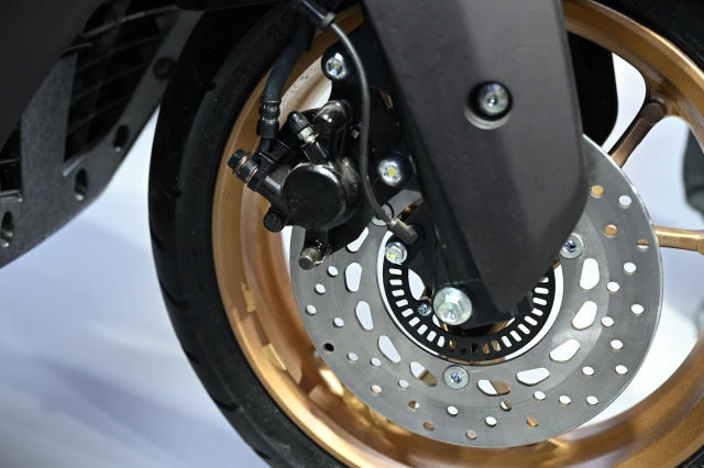 Yamaha mạnh dạn mang mẫu xe ga 155cc mới vào thị trường tỷ dân với giá bán gần 100 triệu đồng - 9