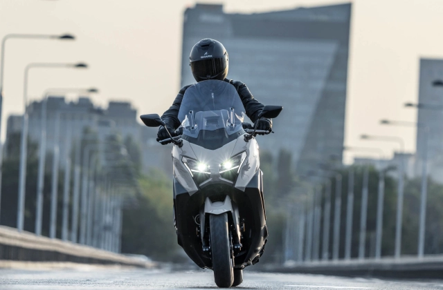 Yamaha tmax560 2025 ra mắt mang phong cách thể thao chuẩn mực xe tay ga cao cấp - 1
