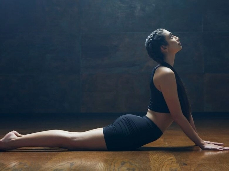 10 tư thế yoga giúp chị em đốt cháy mỡ thừa trong ngày hè nắng nóng muốn vừa khỏe vừa xinh phải biết - 10