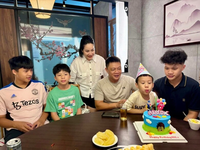 2 btv đông con nhất vtv quang minh sinh 4 quý tử hương liên 4 lần vỡ chum vẫn trẻ đẹp như thiếu nữ - 2