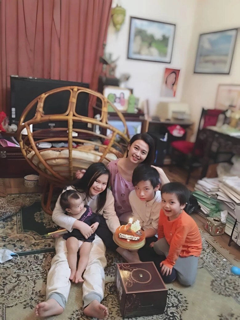 2 btv đông con nhất vtv quang minh sinh 4 quý tử hương liên 4 lần vỡ chum vẫn trẻ đẹp như thiếu nữ - 11