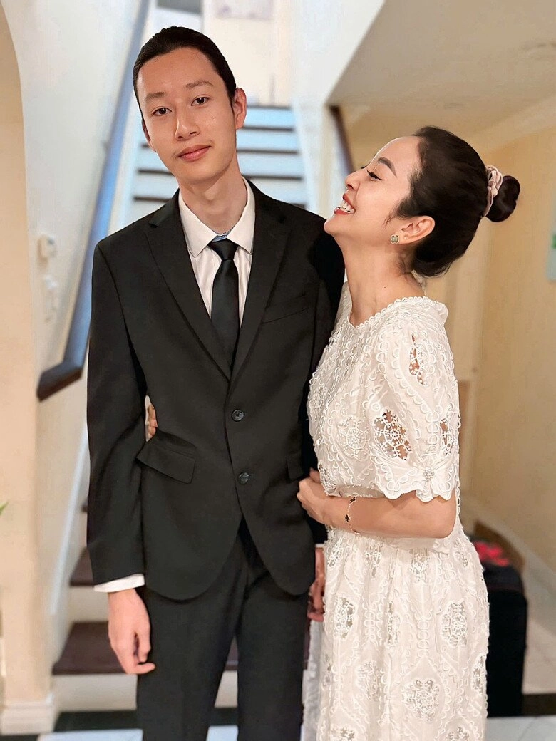 2 hoa hậu có con trai cao trên 1m8 người trải qua 4 lần sinh nở người từng du học ở đức và cưới chồng tiến sĩ - 4