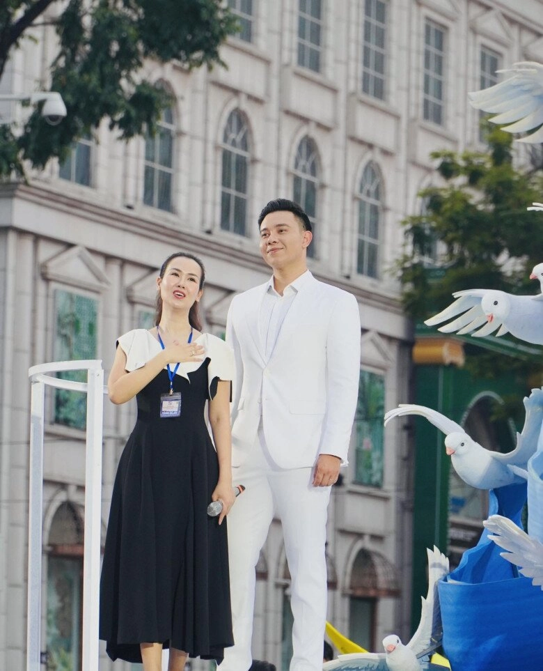 2 nam ca sĩ 9x vinh dự hát trong lễ diễu binh đông hùng hạnh phúc bên vợ con double2t từng là thợ cắt tóc - 6
