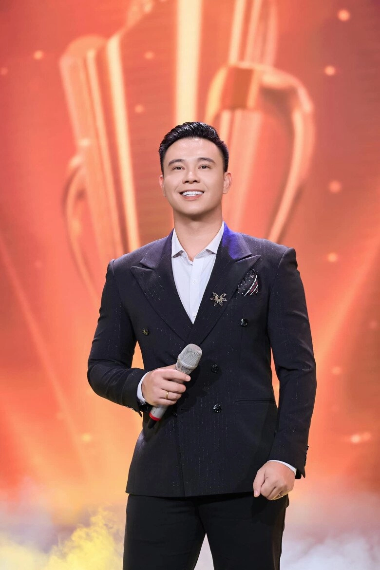 2 nam ca sĩ 9x vinh dự hát trong lễ diễu binh đông hùng hạnh phúc bên vợ con double2t từng là thợ cắt tóc - 8