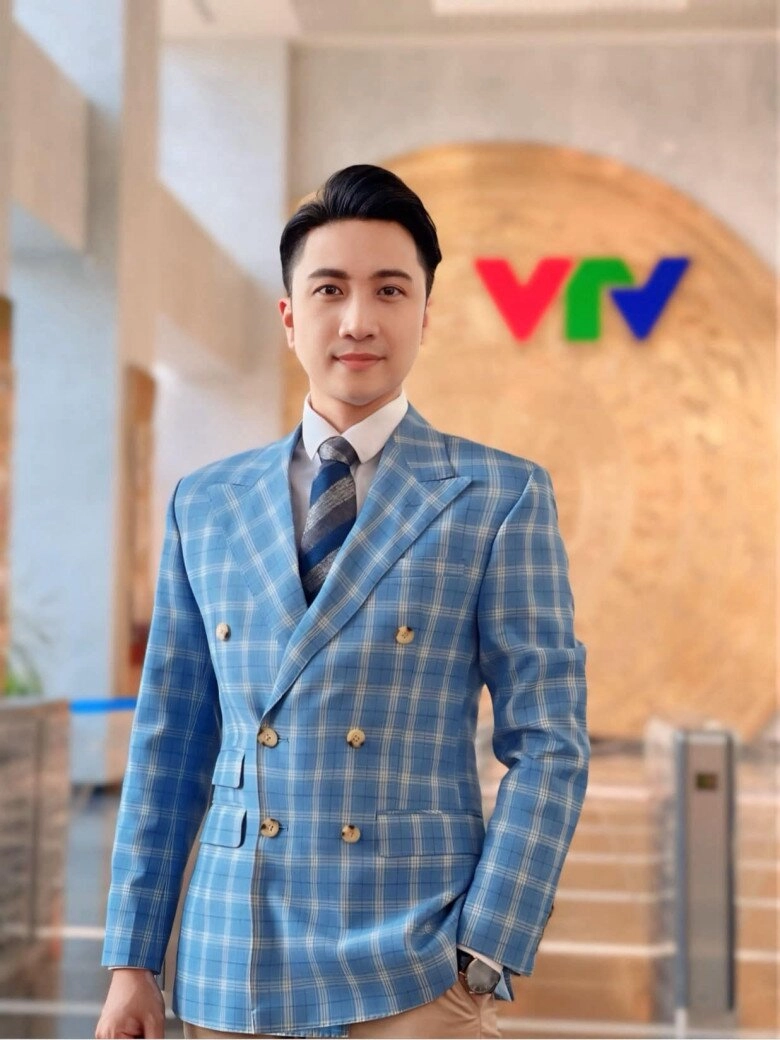 2 nam mc vtv có học vị tiến sĩ người được mệnh danh là thầy giáo hot boy người hạnh phúc bên vợ thạc sĩ - 4